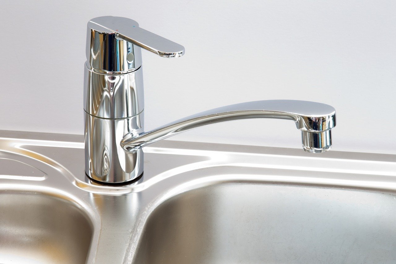 new silver faucet on stainless steel sink